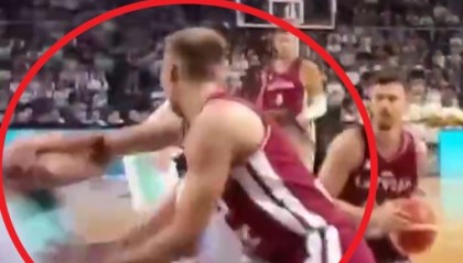 东契奇被队友压伤膝盖前是被对手推倒的 就在裁判跟前&amp;裁判无吹罚