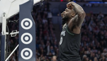 超强表现！兰德尔半场14中10高效砍24分 另有5板6助1断&amp;三分6中4